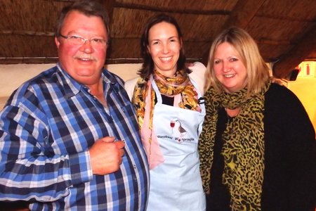 Vlnr is Theuns Roodman (voorsitter), dr Caroline Snyman (aanbieder) en Libbet Genade tydens die oorhandiging van ‘n blyk van waardering aan Caroline